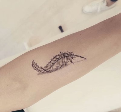 Tatouage plume sur l'avant bras
